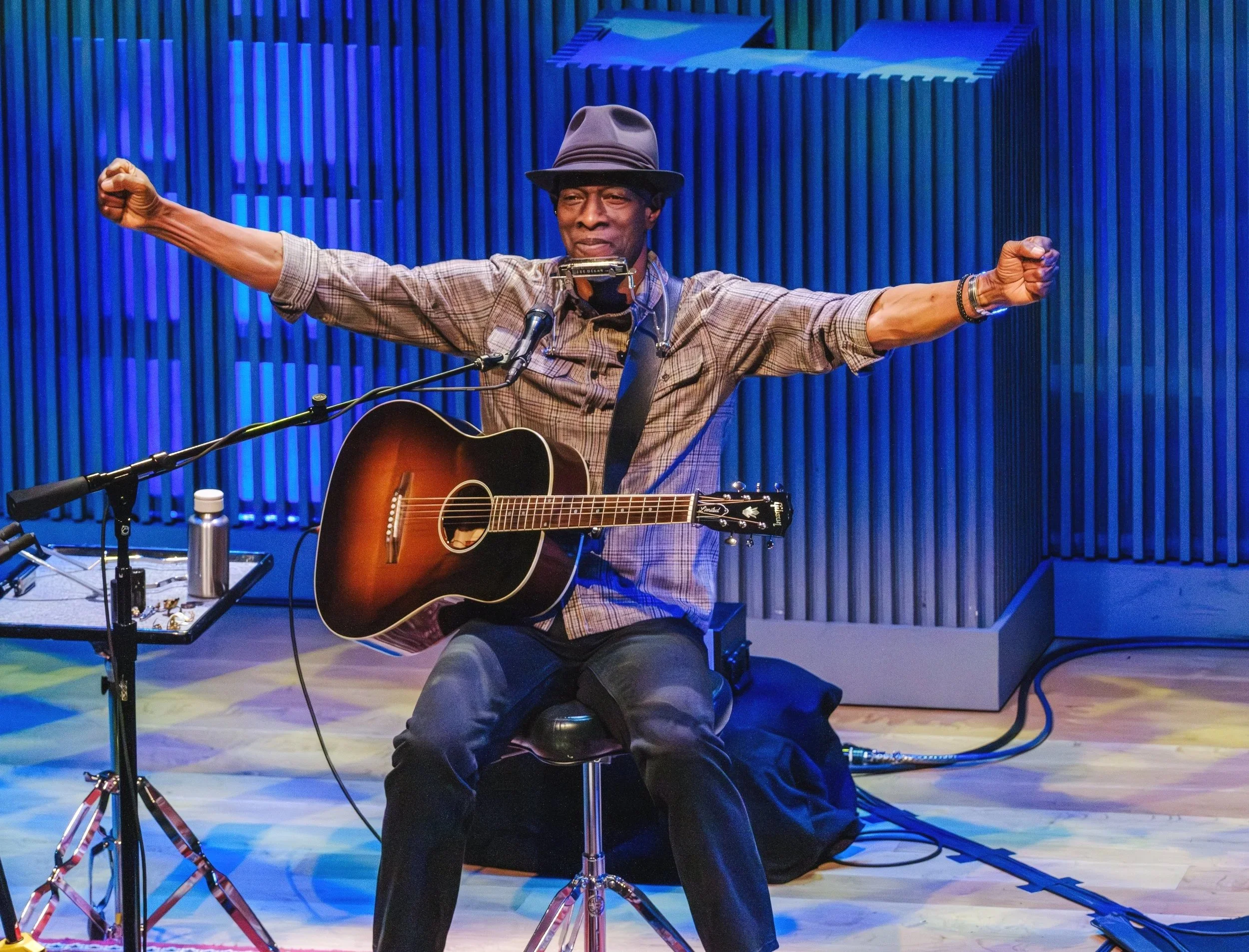 Keb' Mo' performing on tour